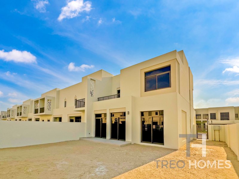 Villa de 4 dormitorios en Town Square, UAE No. 28602