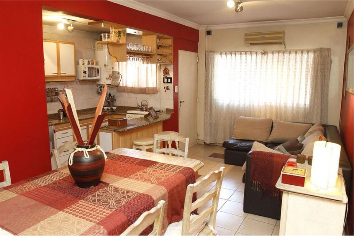 Casa de 3 dormitorios en Tres de Febrero, Argentina No. 8117