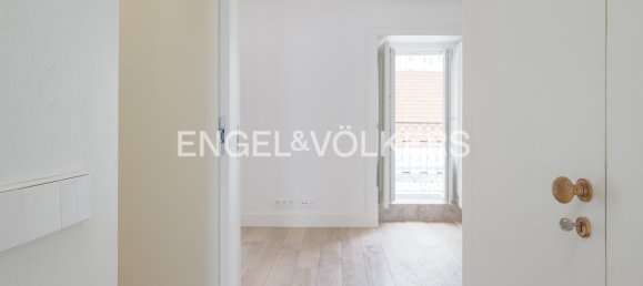 2 bedrooms Penthouse in Lisbon, Portugal No. 12009 8