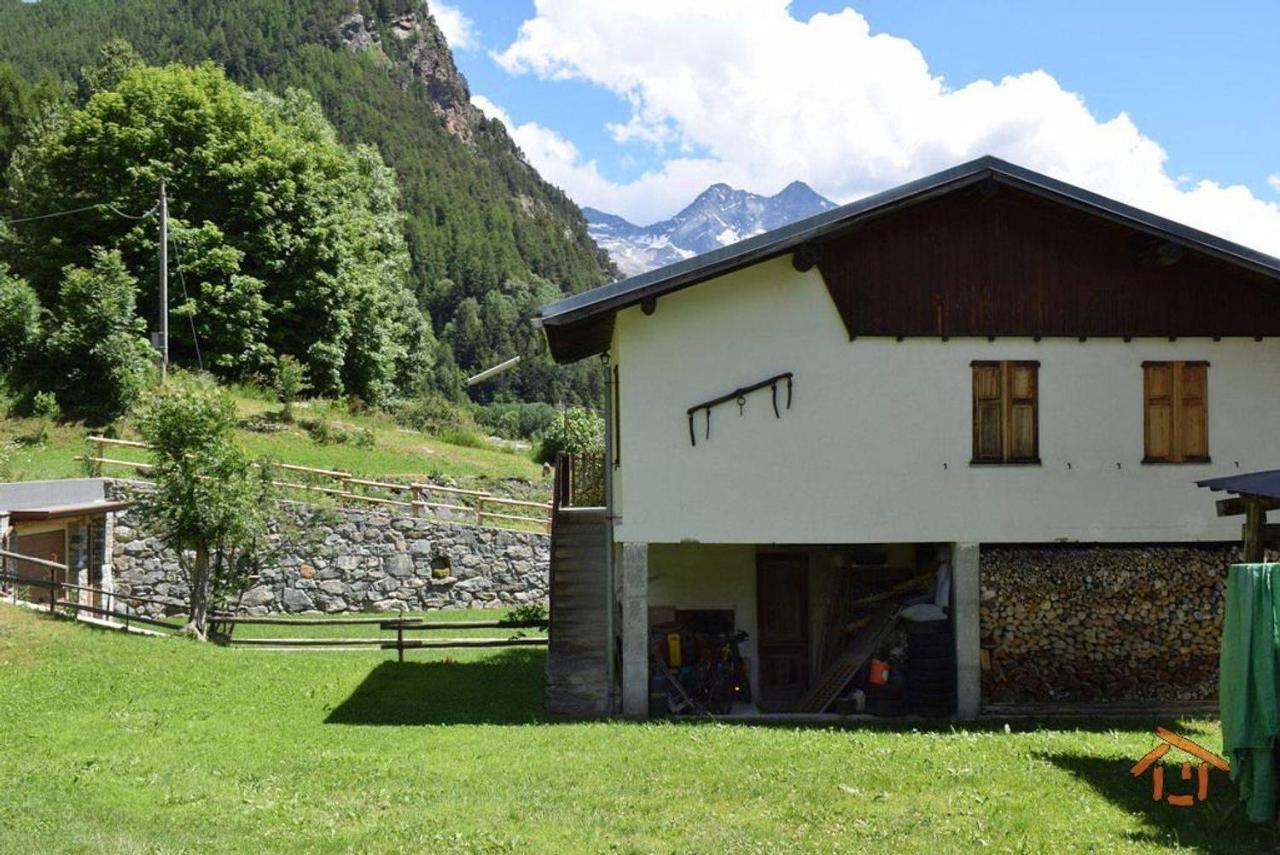 Casa de 5 habitaciónes en Brusson, Italy No. 29606