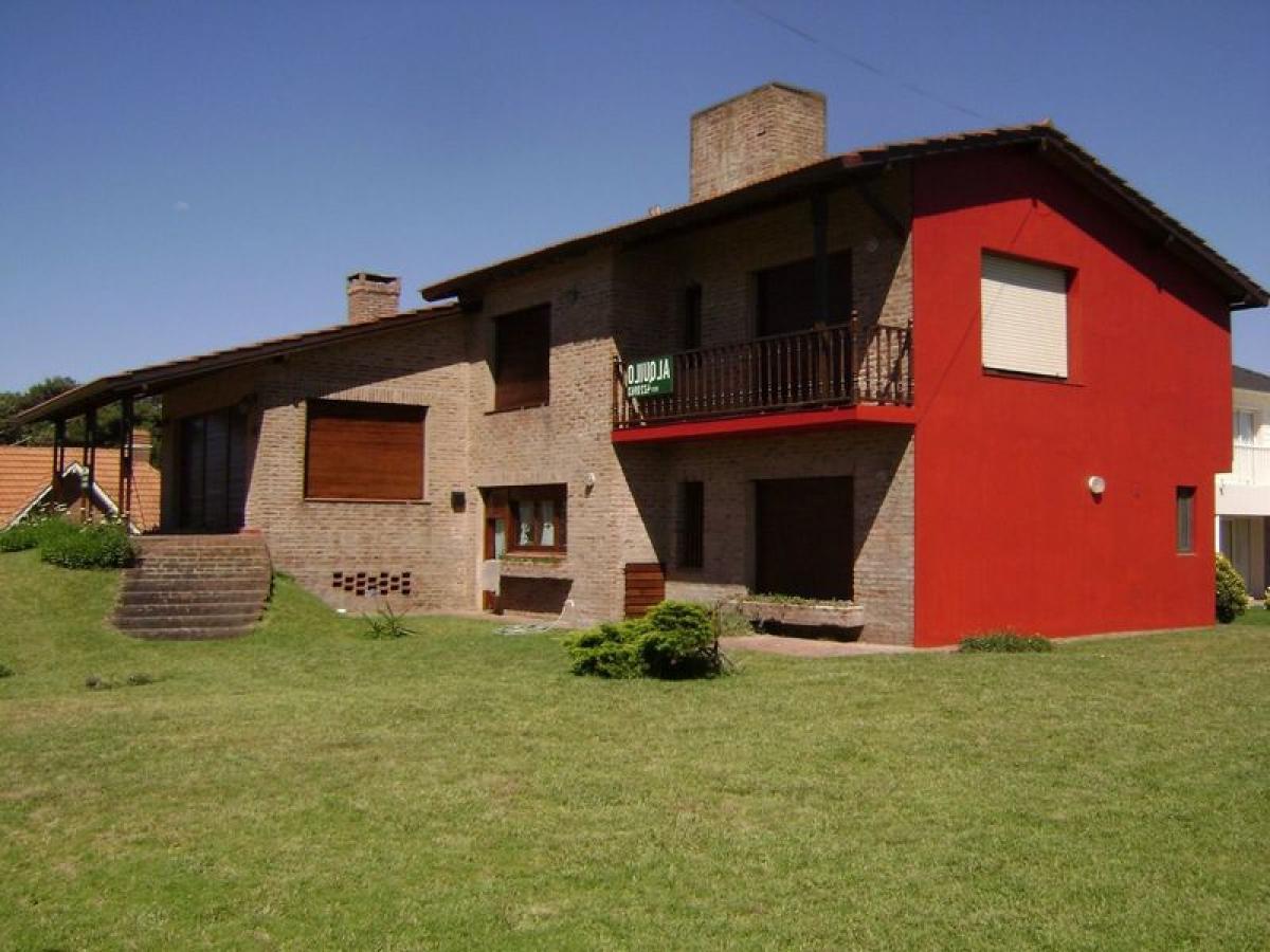Casa de 4 dormitorios en Mar del Plata, Argentina No. 92753