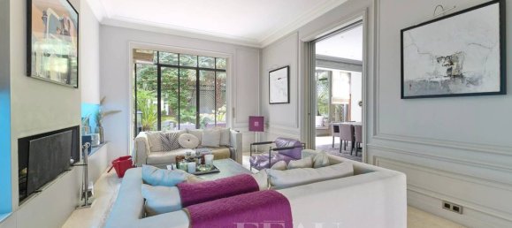 4 bedrooms House in Paris, France No. 179543 7