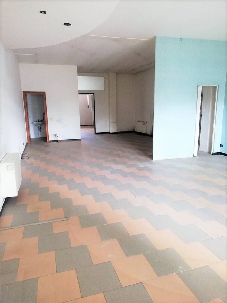104m² Commercial property in Poggibonsi, Italy No. 209131