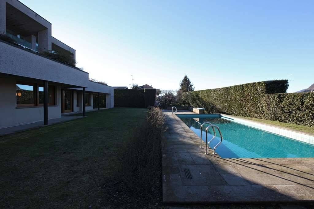 5 bedrooms Villa in Lipomo, Italy No. 132557