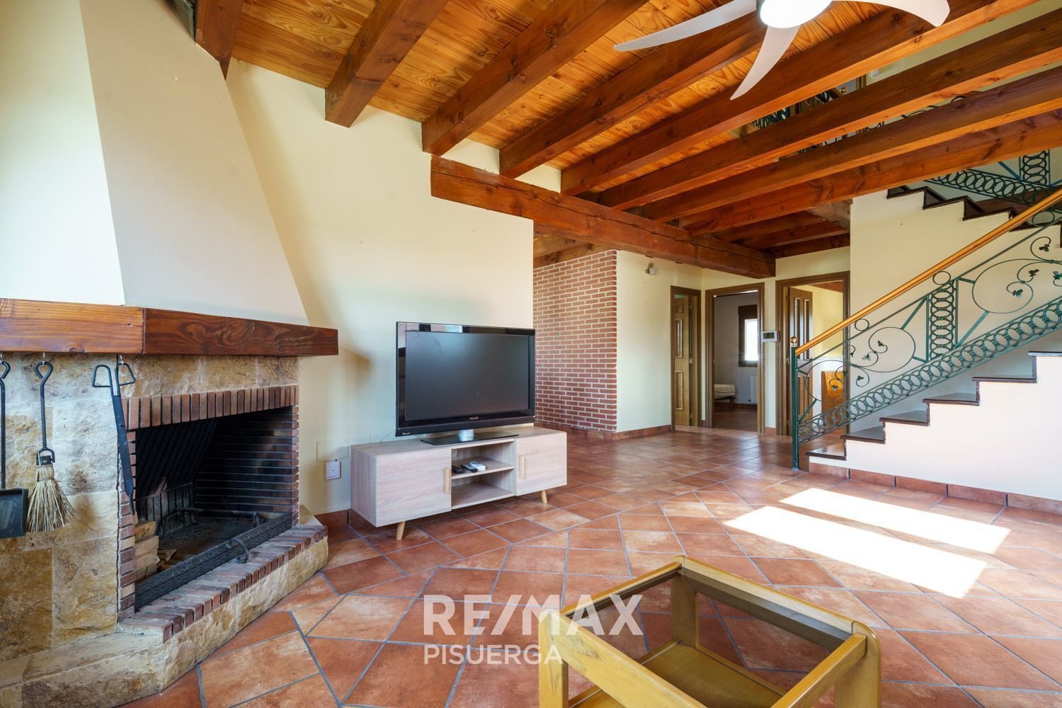 Casa de 4 dormitorios en Aldeamayor de San Martín, Spain No. 69322