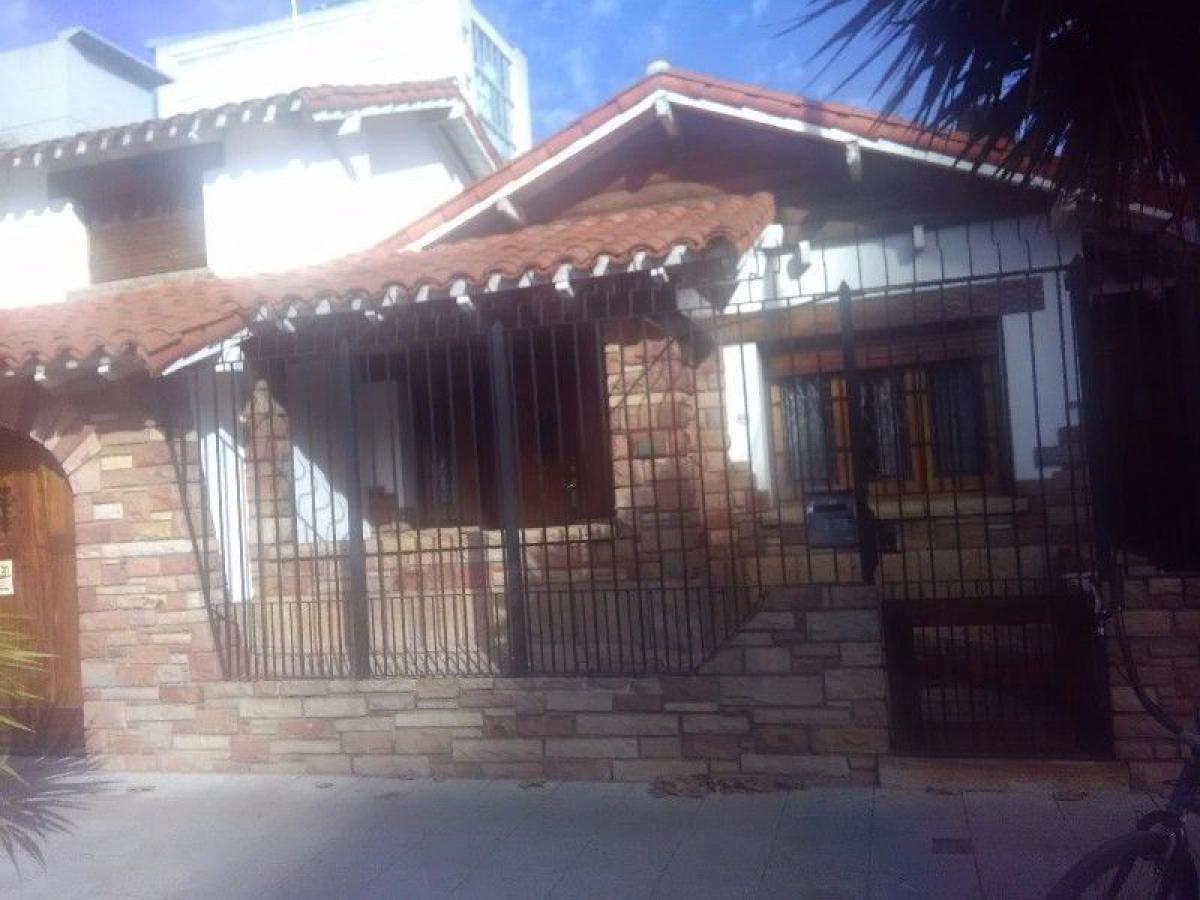 Casa de 3 dormitorios en Mar del Plata, Argentina No. 65645