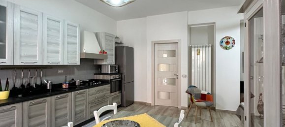 Квартира с 3 комнатами в Кротоне, Италия № 103762 2