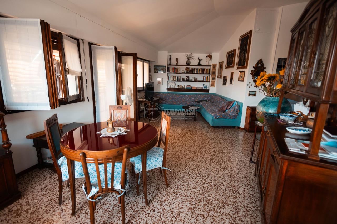 Apartamento de 3 habitaciónes en Merate, Italy No. 3121