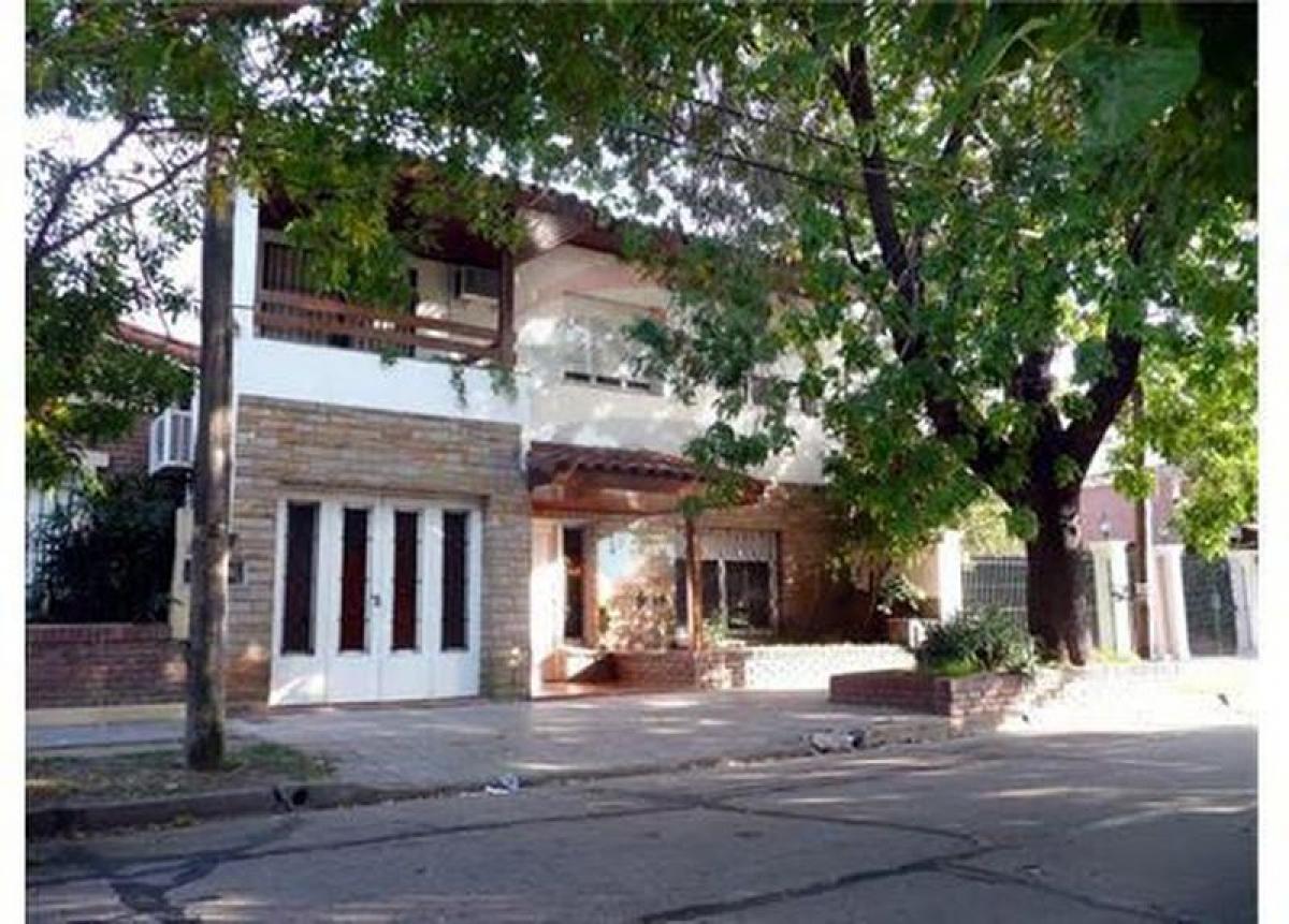 Casa de 4 dormitorios en Vicente López, Argentina No. 54264