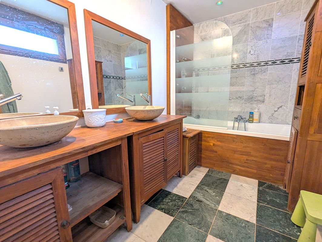 8 chambres Maison à La Ville-du-Bois, France No. 165252