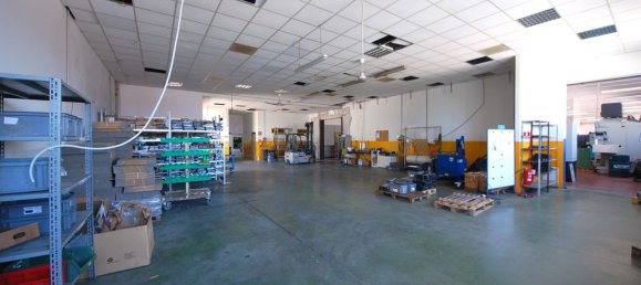 1170m² Warehouse in Campello sul Clitunno, Italy No. 66017 2