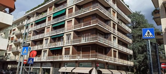 6 bedrooms Apartment in Varese, Italy No. 5460 7