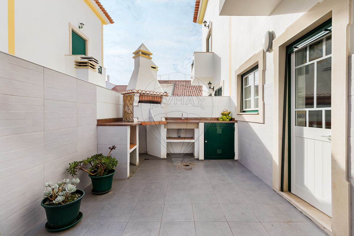 3 bedrooms House in Atouguia da Baleia, Portugal No. 30282