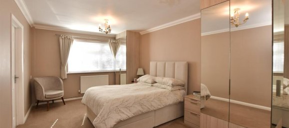 4 bedrooms Bungalow in Essex, United Kingdom No. 4053 8