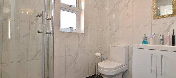 4 bedrooms Bungalow in Essex, United Kingdom No. 4053 9