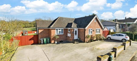 4 bedrooms Bungalow in Essex, United Kingdom No. 4053 3