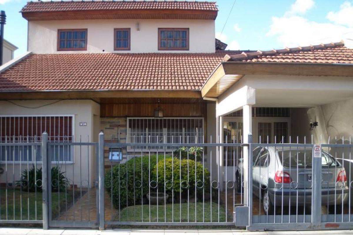 Casa de 4 dormitorios en Morón, Argentina No. 11802