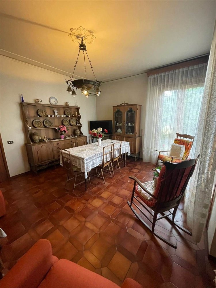 6 rooms Apartment in Pistoia, Italy No. 222865