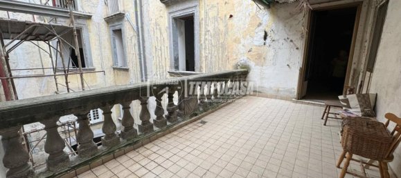 5 bedrooms Apartment in Naples, Italy No. 14420 2