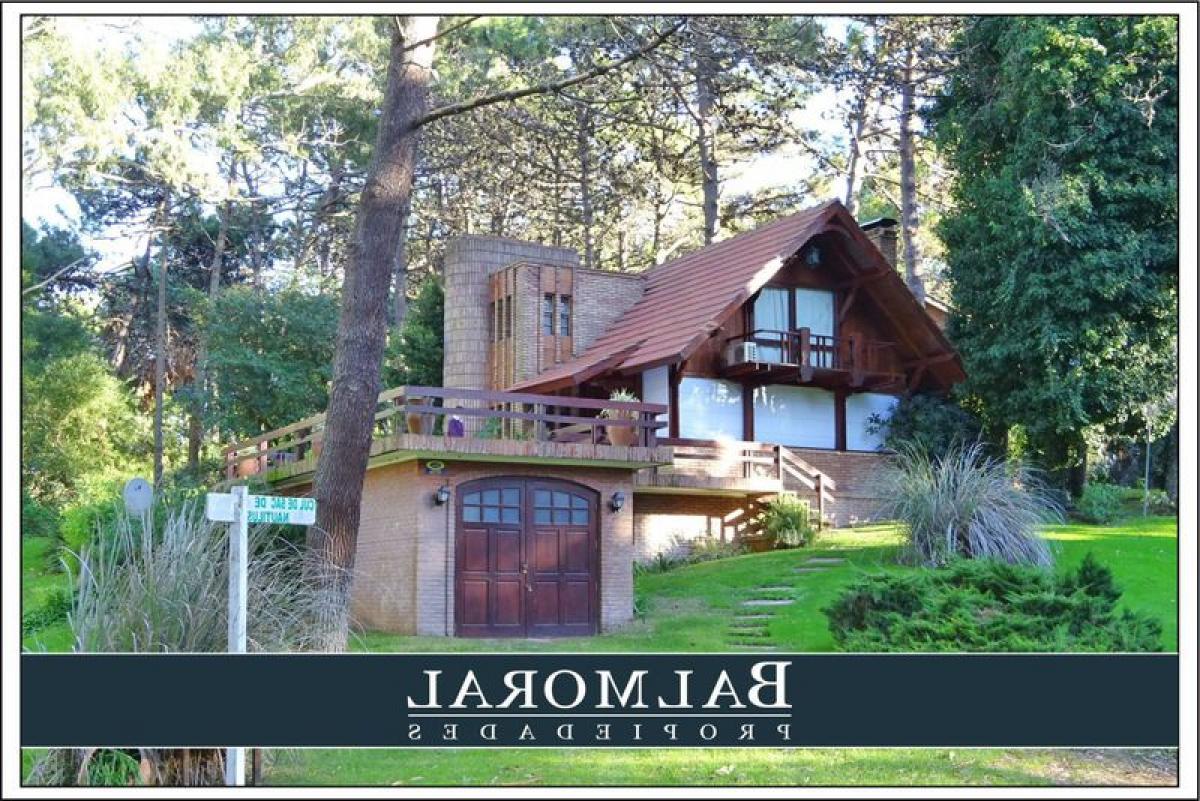4 bedrooms House in Mar del Plata, Argentina No. 94877