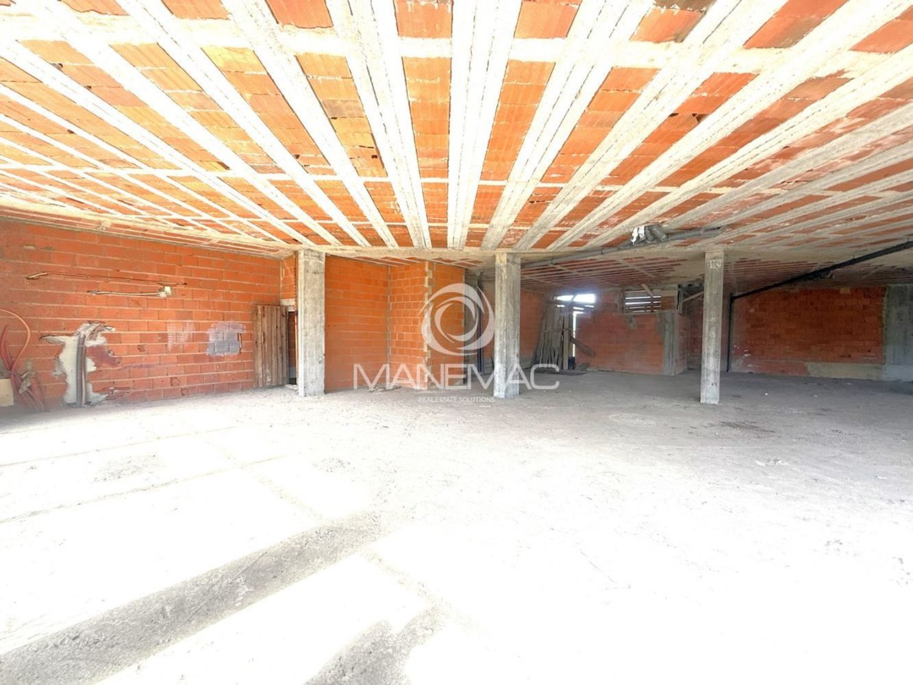 607m² Commercial property in Madalena, Portugal No. 212706