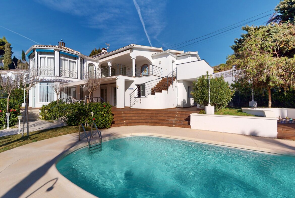 6 bedrooms Villa in Caleta de Velez, Spain No. 129017