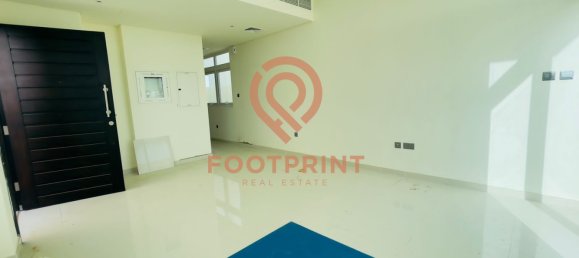 3 bedrooms Villa in Dubai, UAE No. 24469 2