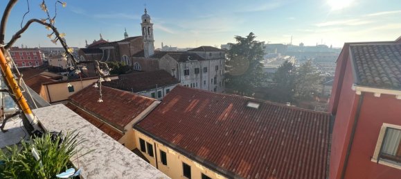 5 rooms Apartment in Venice, Italy No. 89318 3