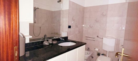 5 rooms Apartment in Genoa, Italy No. 68556 13