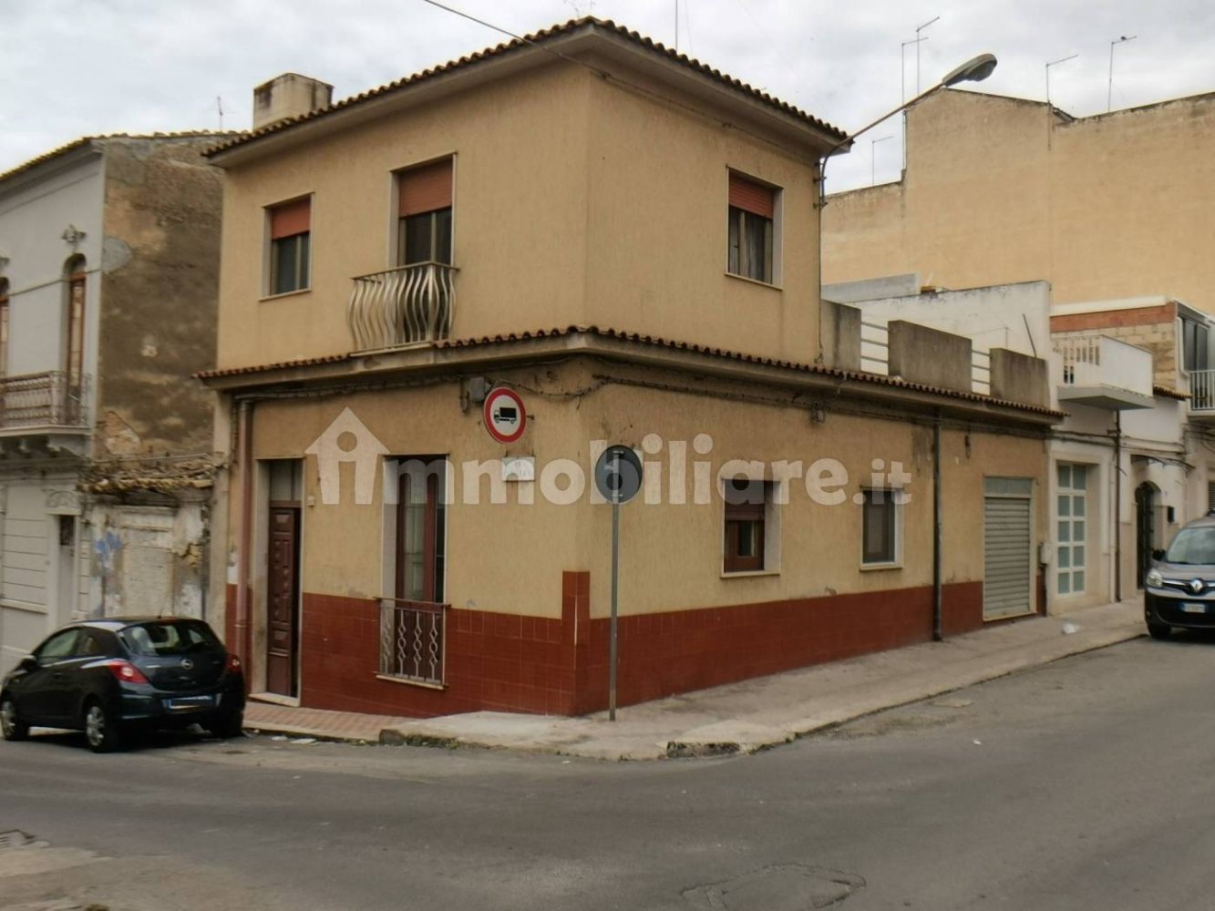 Edificio de 4 habitaciónes en Vittoria, Italy No. 267429
