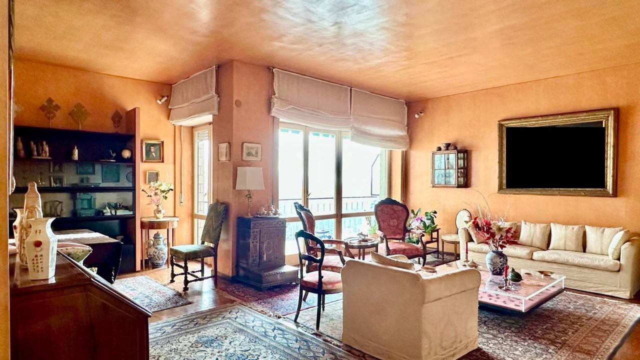 5 rooms Apartment in Turin, Italy No. 136063