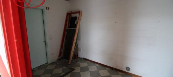 3 rooms Commercial property in Montevarchi, Italy No. 123332 4