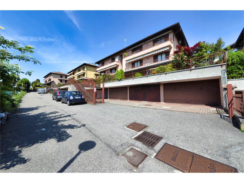 3 bedrooms Apartment in Capiago Intimiano, Italy No. 378789