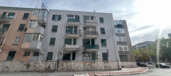 Квартира с 4 комнатами в Бари, Италия № 20013 4