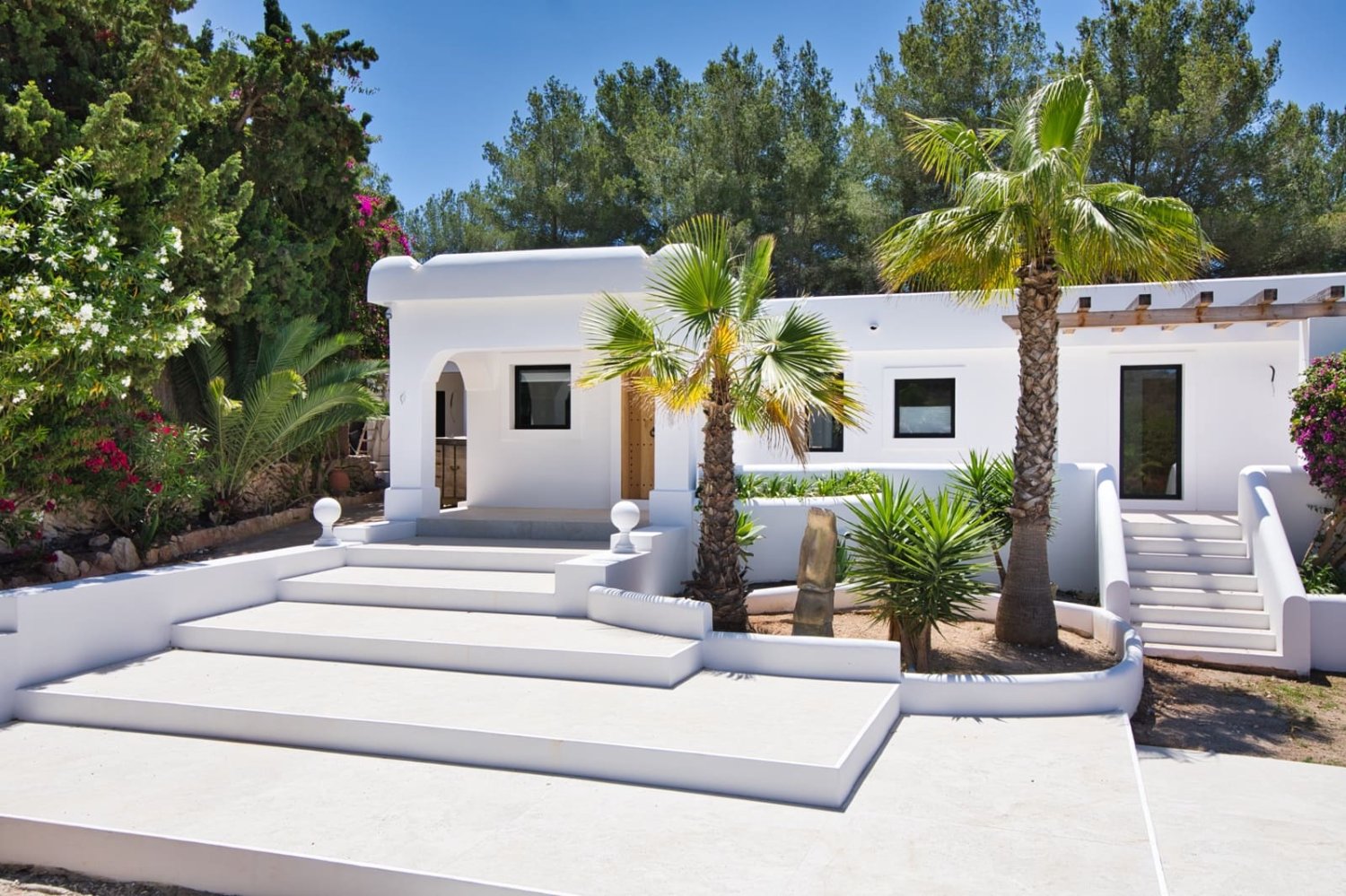 5 bedrooms Villa in Santa Eulalia Del Rio, Spain No. 203701