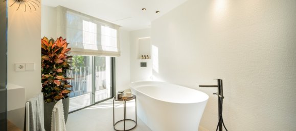 5 bedrooms Villa in Marbella, Spain No. 74989 17