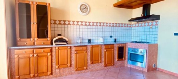 Квартира с 3 комнатами в Лечче, Италия № 115193 3