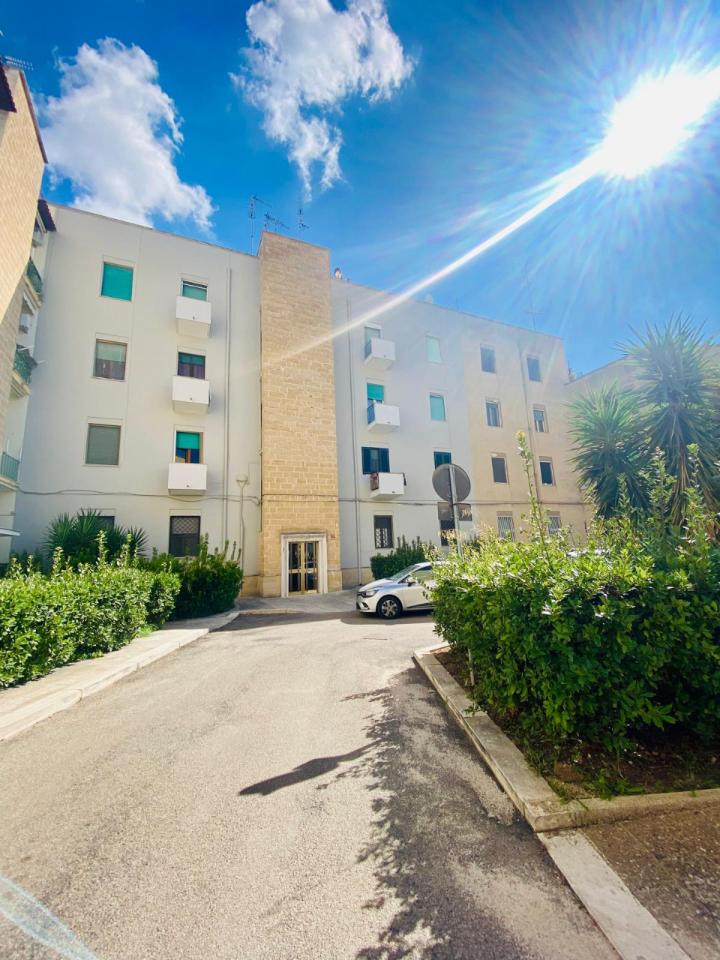 Квартира с 3 комнатами в Лечче, Италия № 115193