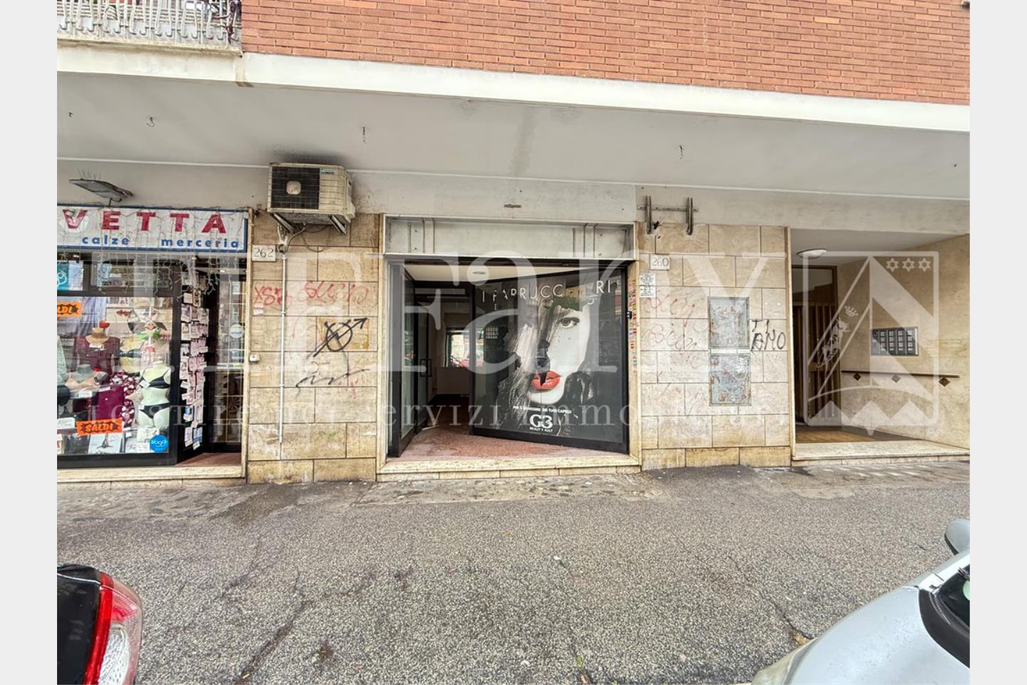 1 room Commercial property in Rome, Italy No. 93036