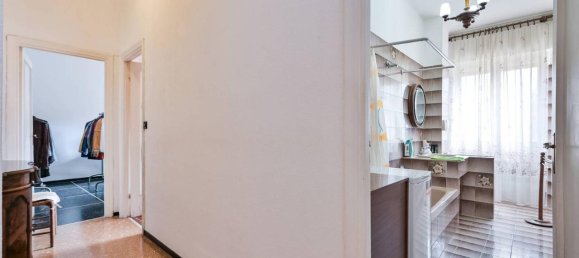 4-salle Appartement à Genoa, Italy No. 21118 21