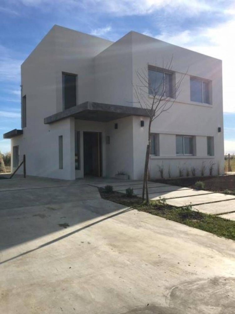 3 bedrooms House in Tigre, Argentina No. 12205