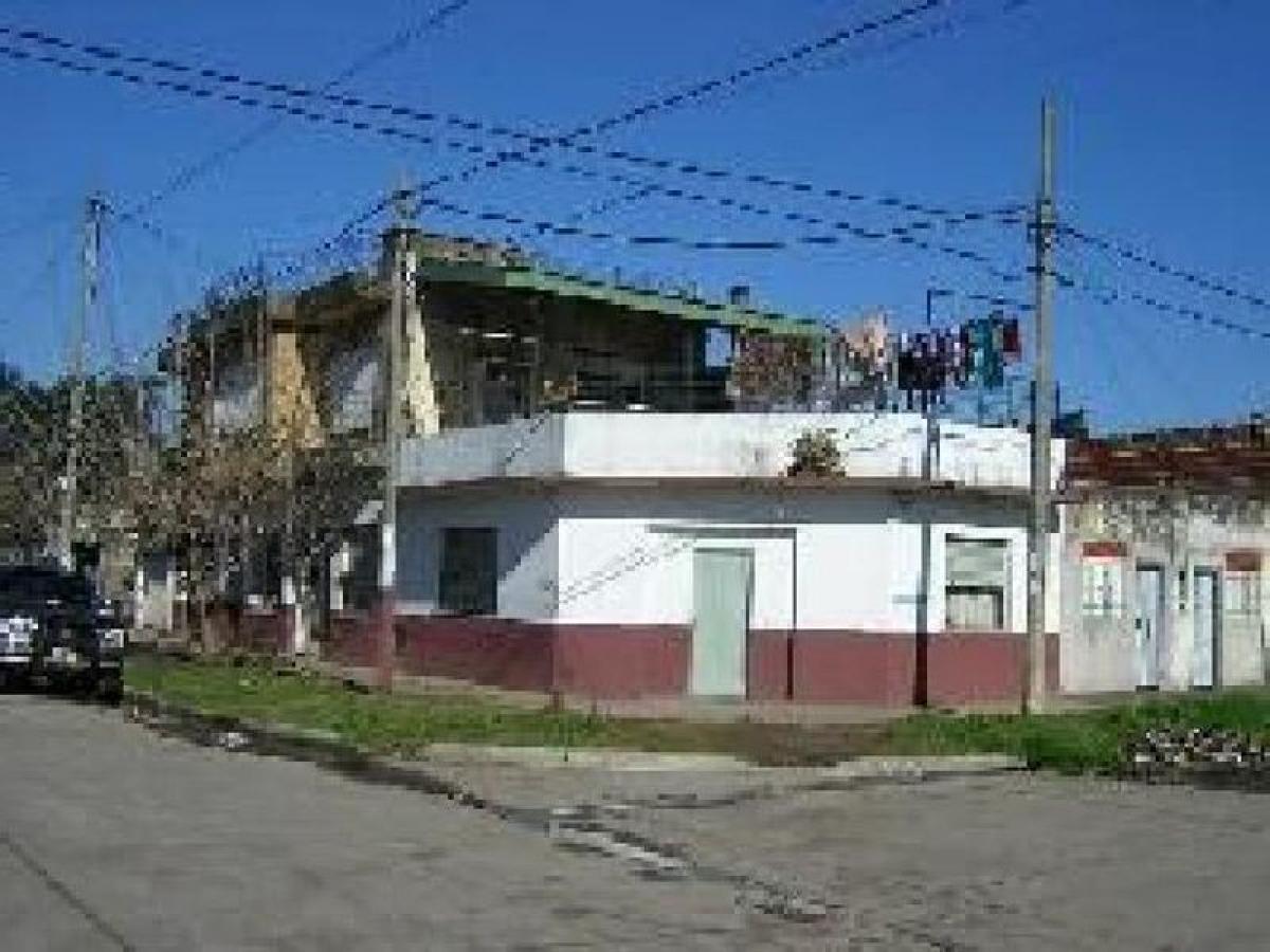 Casa de 3 dormitorios en Almirante Brown, Argentina No. 70485