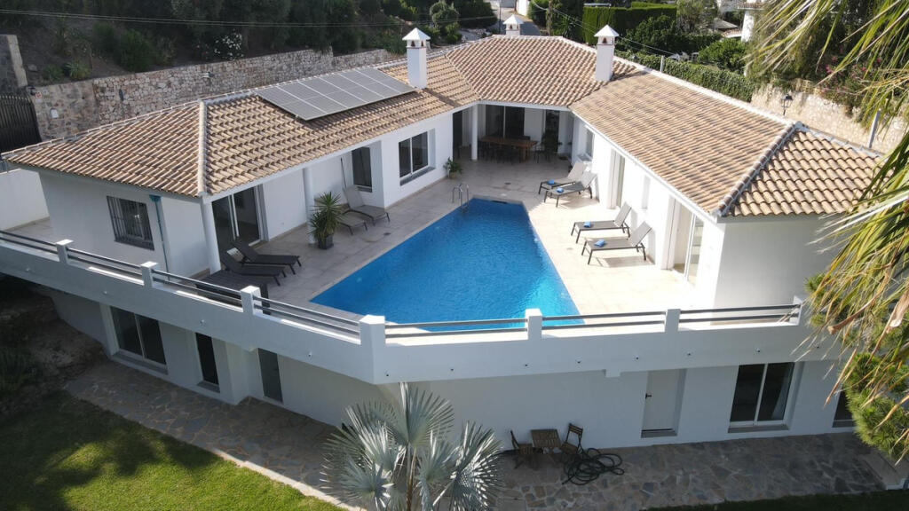 5 bedrooms Villa in Alameda, Spain No. 173008
