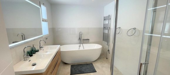 5 bedrooms Villa in Alameda, Spain No. 173008 11