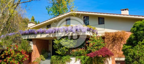 6 bedrooms Villa in Lucca, Italy No. 337262 5