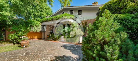 6 bedrooms Villa in Lucca, Italy No. 337262 4