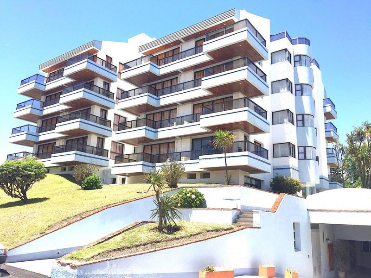 Casa de 7 dormitorios en Maldonado, Uruguay No. 4153