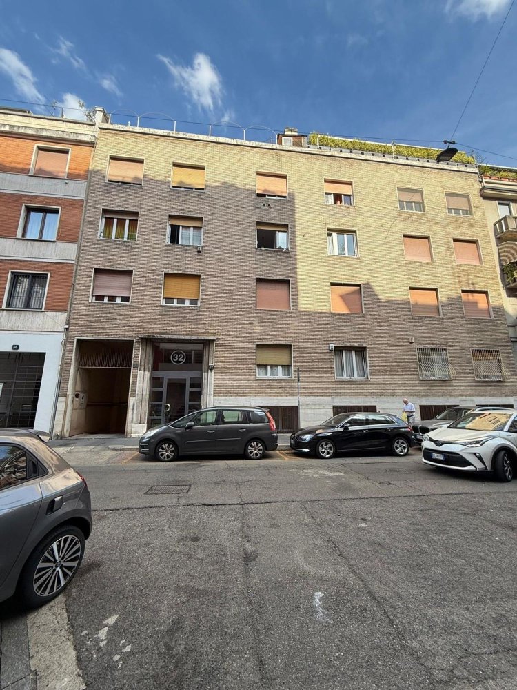 138m² Office in Milan, Italy No. 358992