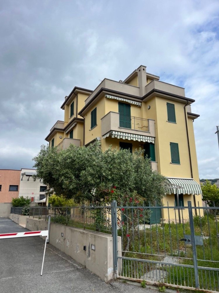 Квартира с 2 комнатами в Диано Кастелло, Италия № 214564