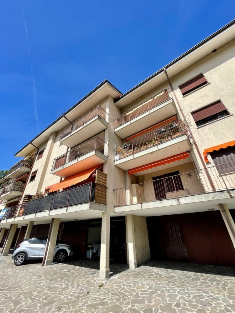 2 bedrooms Apartment in Como, Italy No. 366248